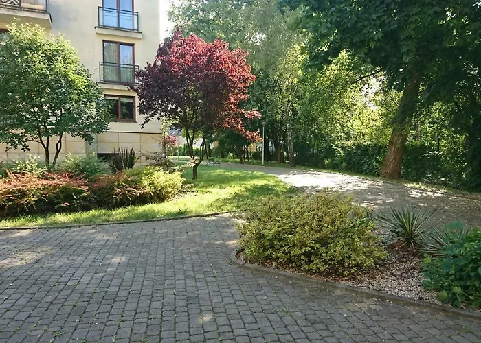 Quiet And Spacious With Garage Option شقة *