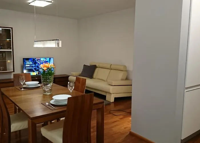 Quiet And Spacious With Garage Option * كراكوفيا