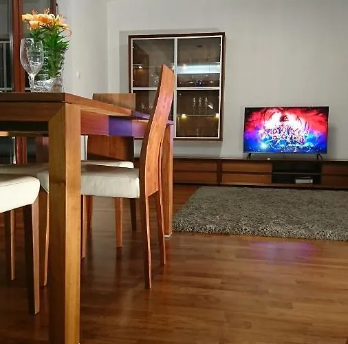 Quiet And Spacious With Garage Option كراكوفيا