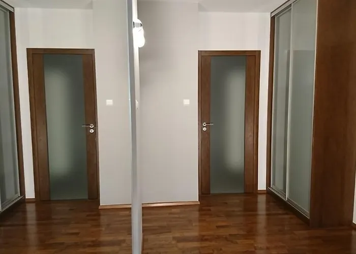 Quiet And Spacious With Garage Option شقة *