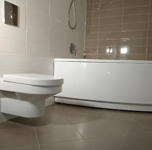 Quiet And Spacious With Garage Option شقة كراكوفيا