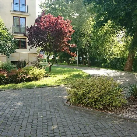 Quiet And Spacious With Garage Option Appartement *