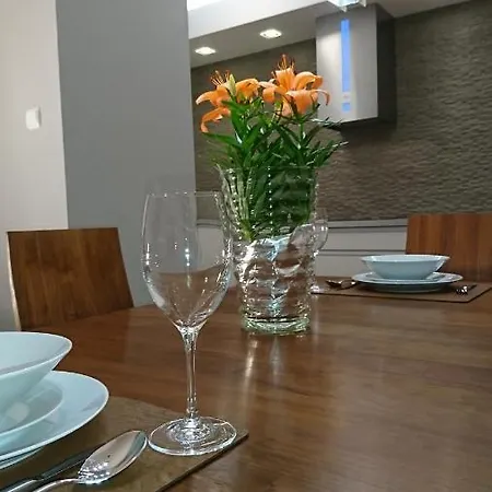 Quiet And Spacious With Garage Option Cracovie