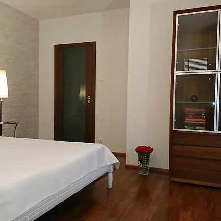 Quiet And Spacious With Garage Option *