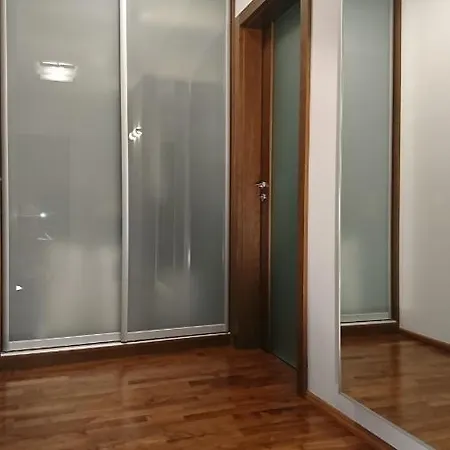 Quiet And Spacious With Garage Option Cracovie