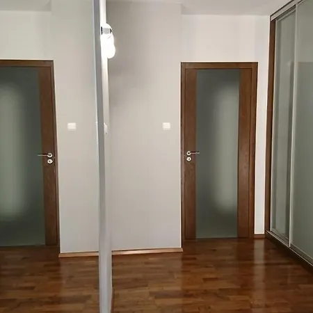 Quiet And Spacious With Garage Option Appartement *