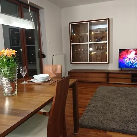 Quiet And Spacious With Garage Option * Cracovie