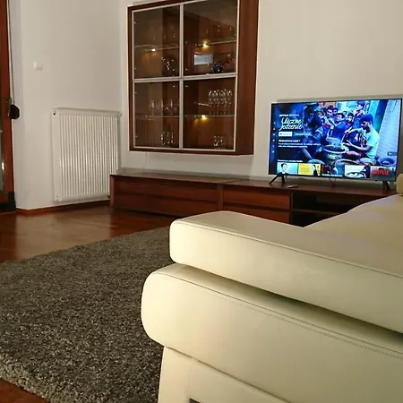 Quiet And Spacious With Garage Option Appartement