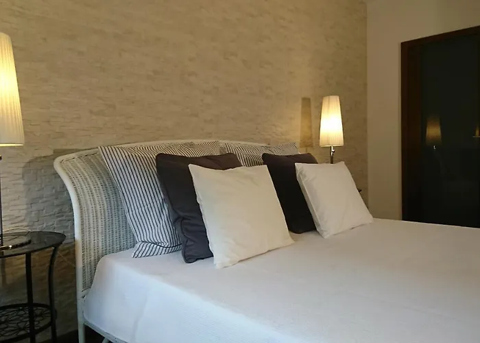 דירה Quiet And Spacious With Garage Option