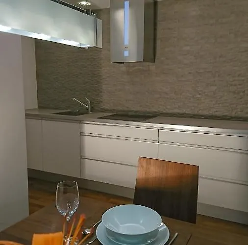 Quiet And Spacious With Garage Option *