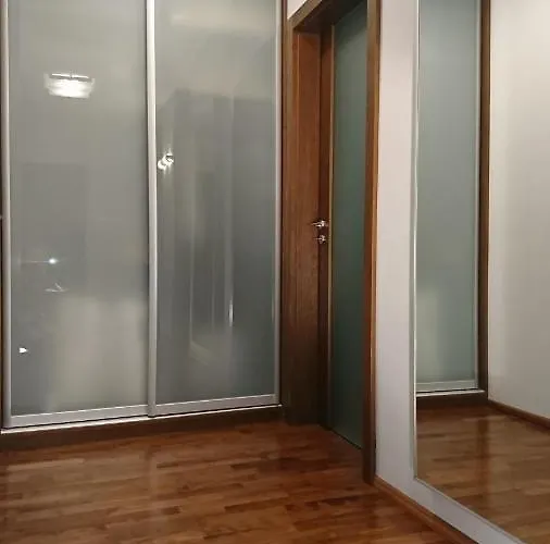 Quiet And Spacious With Garage Option 크라쿠프