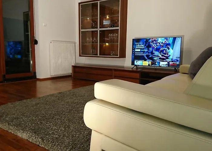 Quiet And Spacious With Garage Option דירה