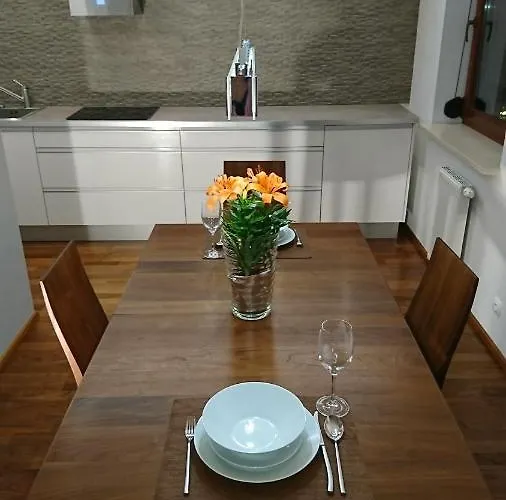 Quiet And Spacious With Garage Option דירה *