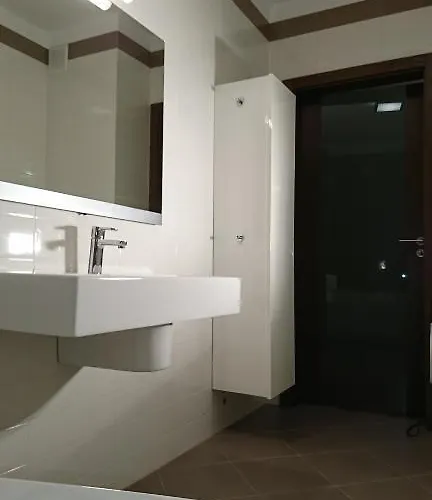 Quiet And Spacious With Garage Option Apartament *