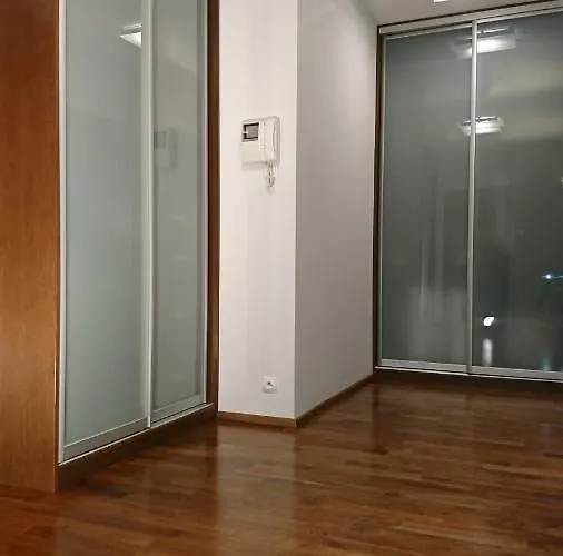 Quiet And Spacious With Garage Option Apartament *