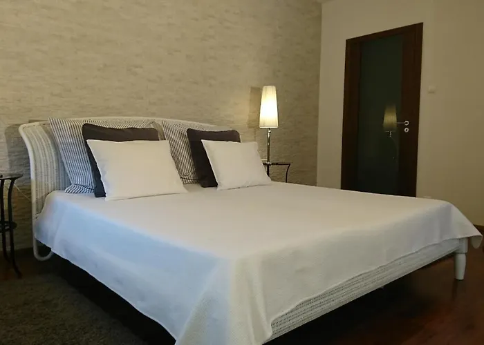 Quiet And Spacious With Garage Option Apartament